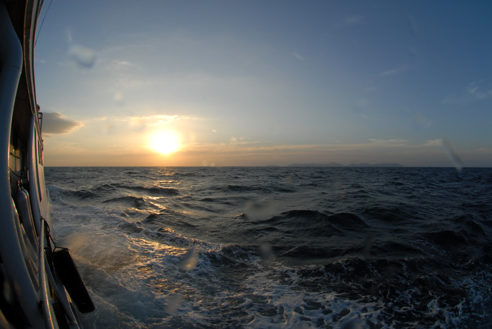 スリン諸島の近くに沈む夕日