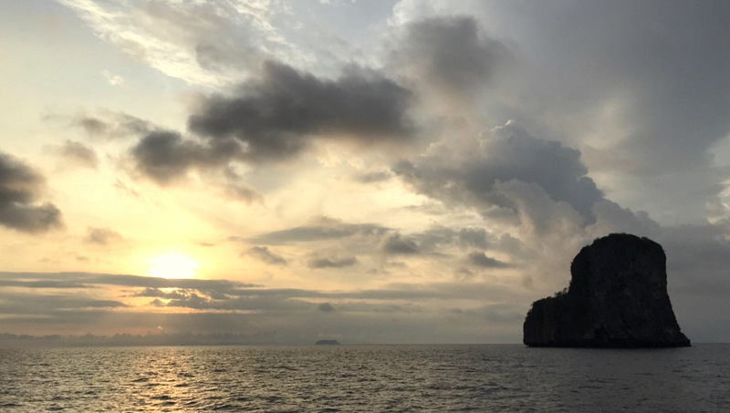 ビダナイ島と朝焼けの空