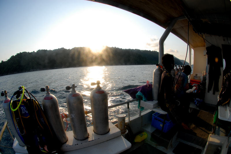 夕陽とボートクルー