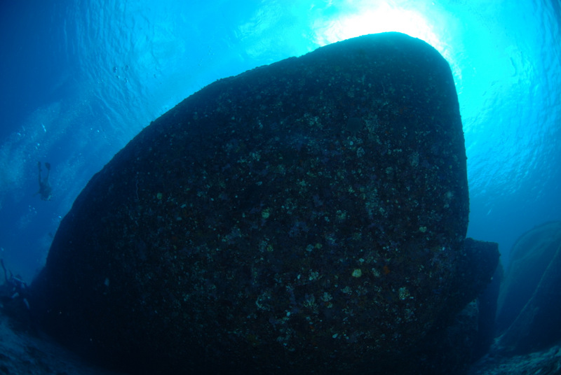 ラチャノイ島の巨岩
