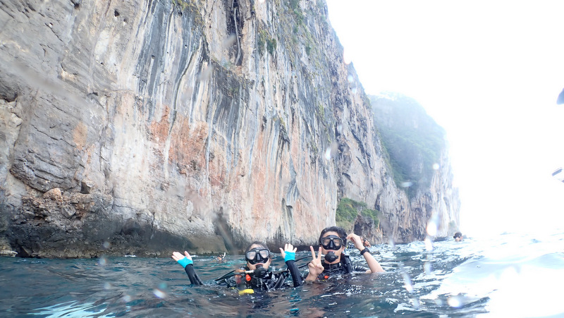 ピピレイ島の断崖絶壁を背景に記念写真