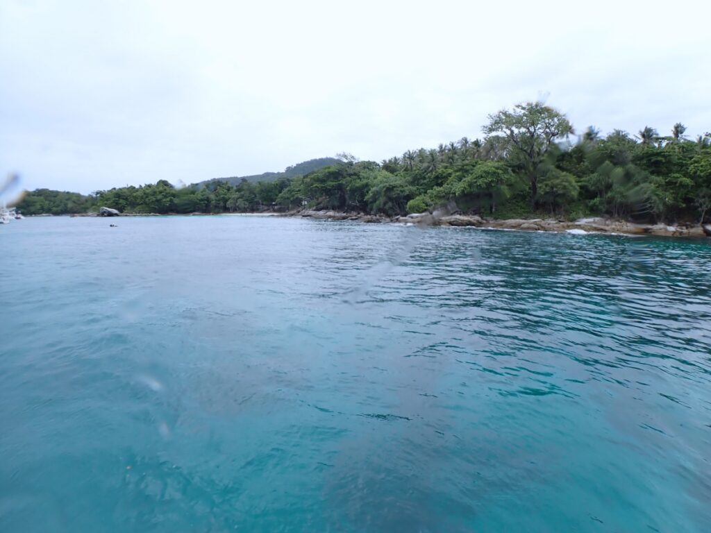 プーケットのラチャヤイ島で体験ダイビング