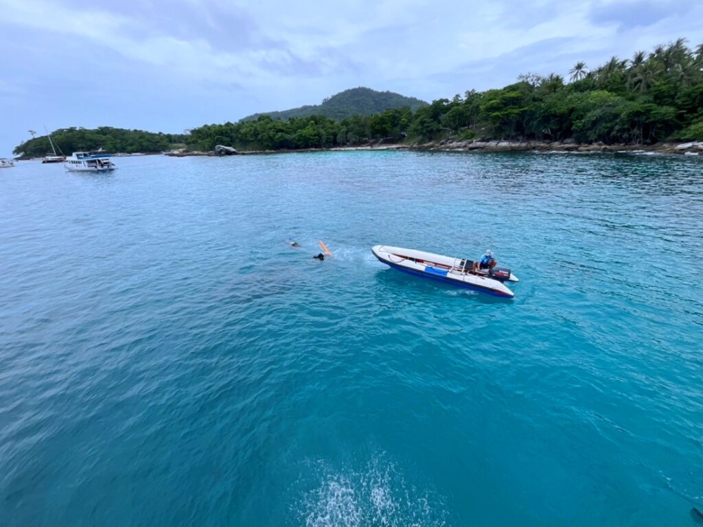 プーケットのラチャ島で体験ダイビング