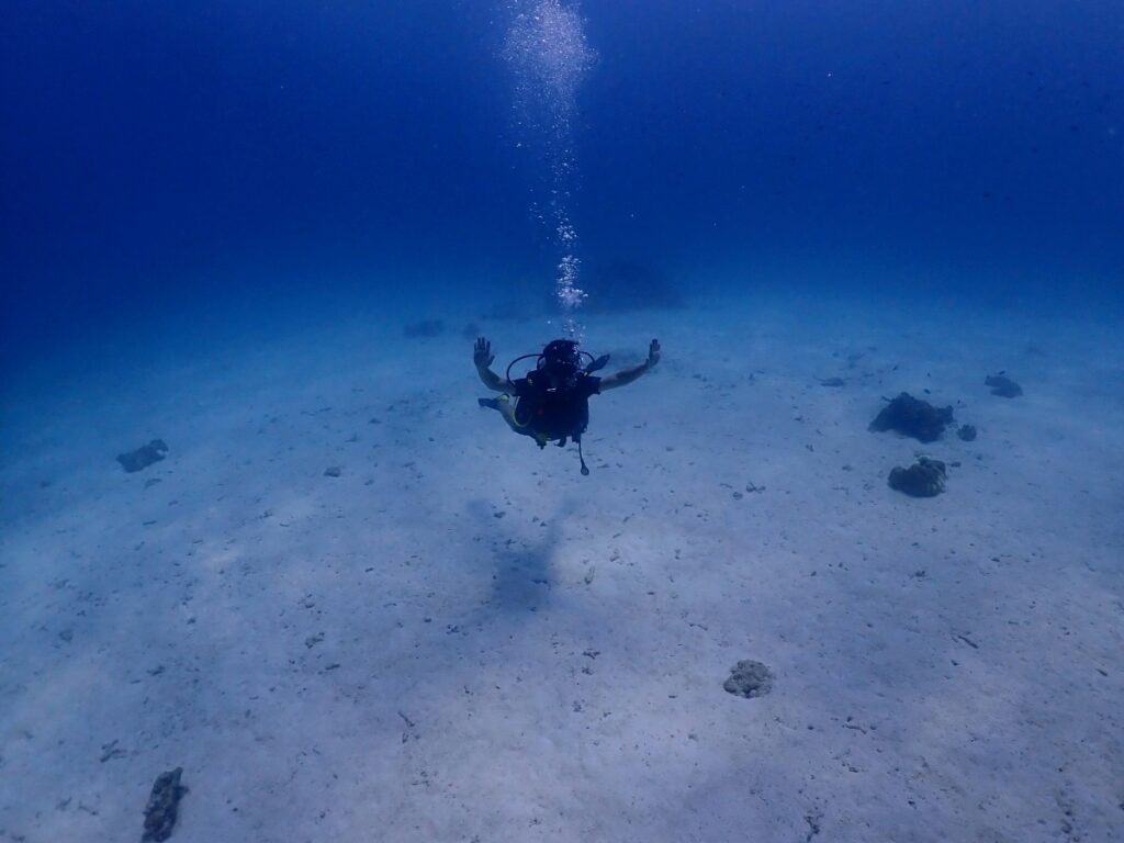 プーケットのラチャ島でダイビング