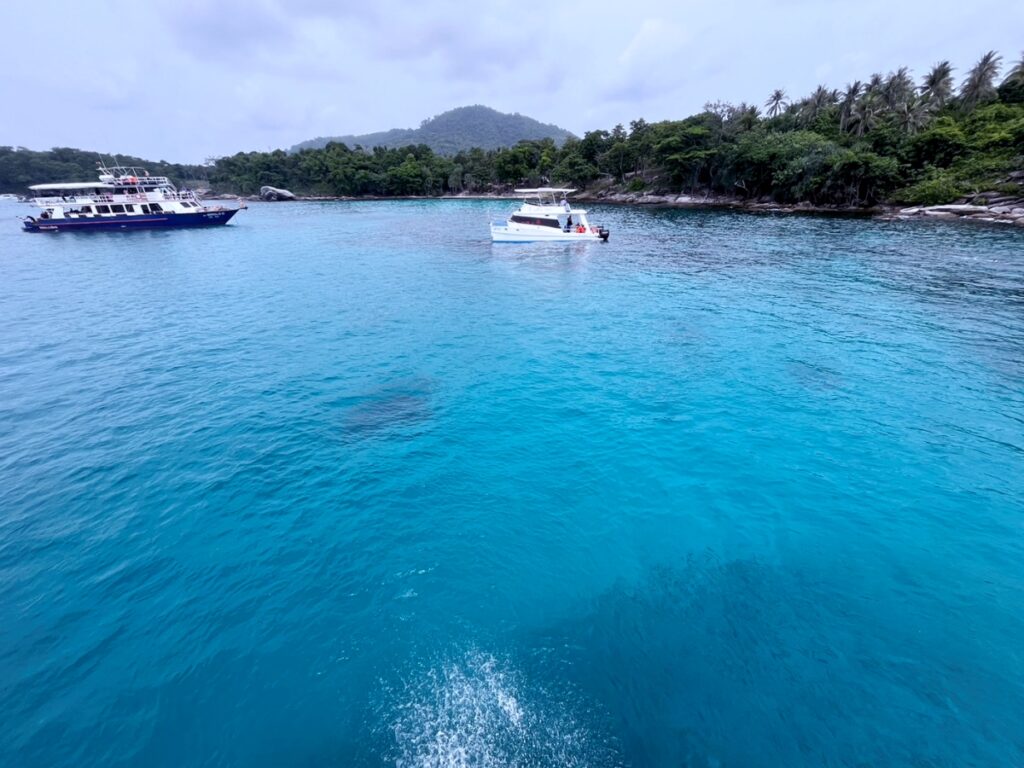 プーケットのラチャ島でダイビング