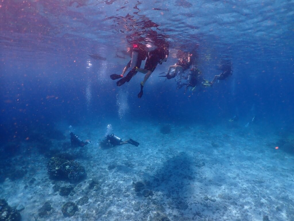 プーケットのラチャ島でダイビング