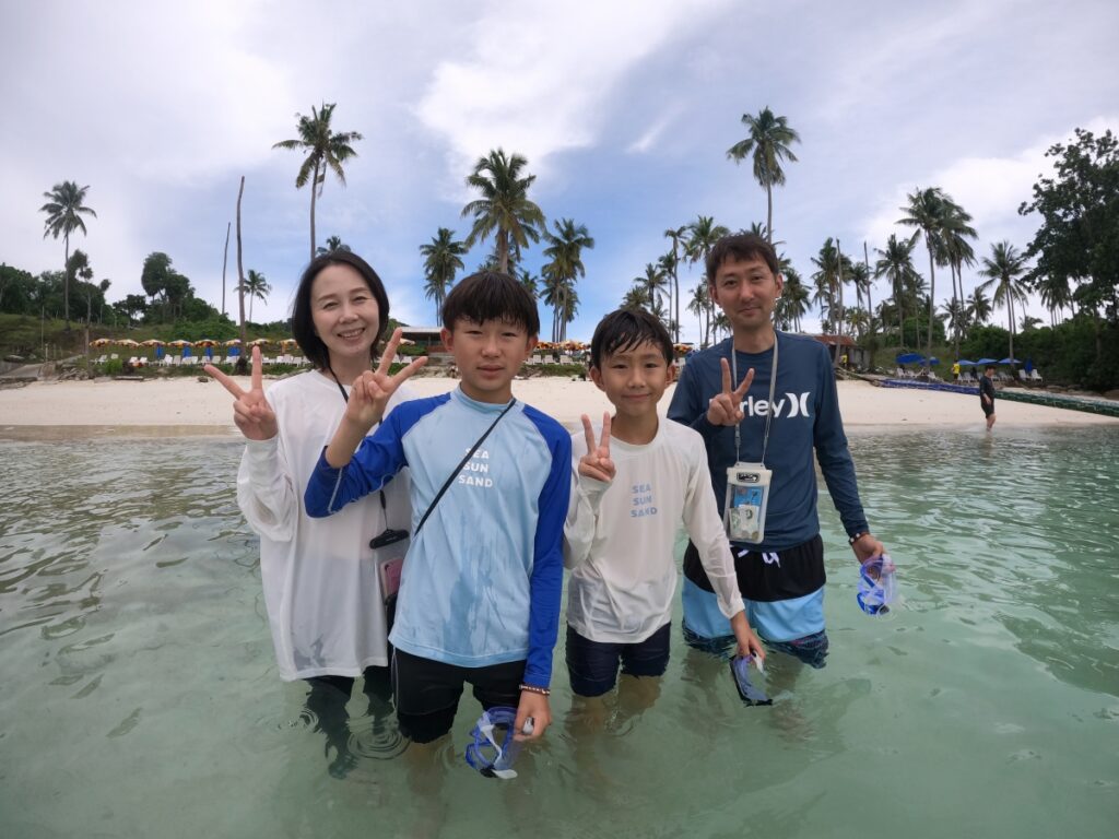 プーケットのラチャ島とコーラル島でシュノーケリング