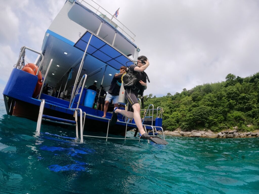 プーケットのラチャ島で体験ダイビング