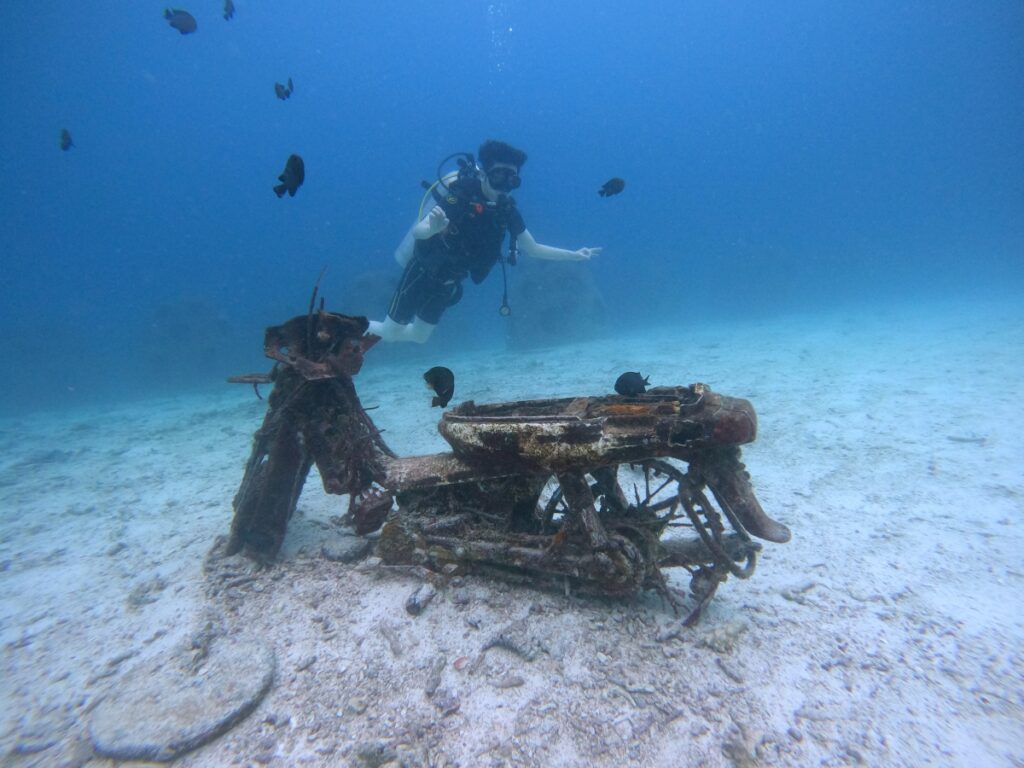 プーケットのラチャ島で体験ダイビング