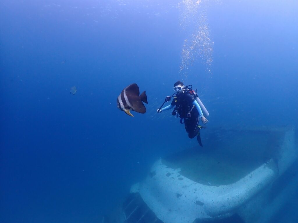 プーケットのラチャ島でダイビング