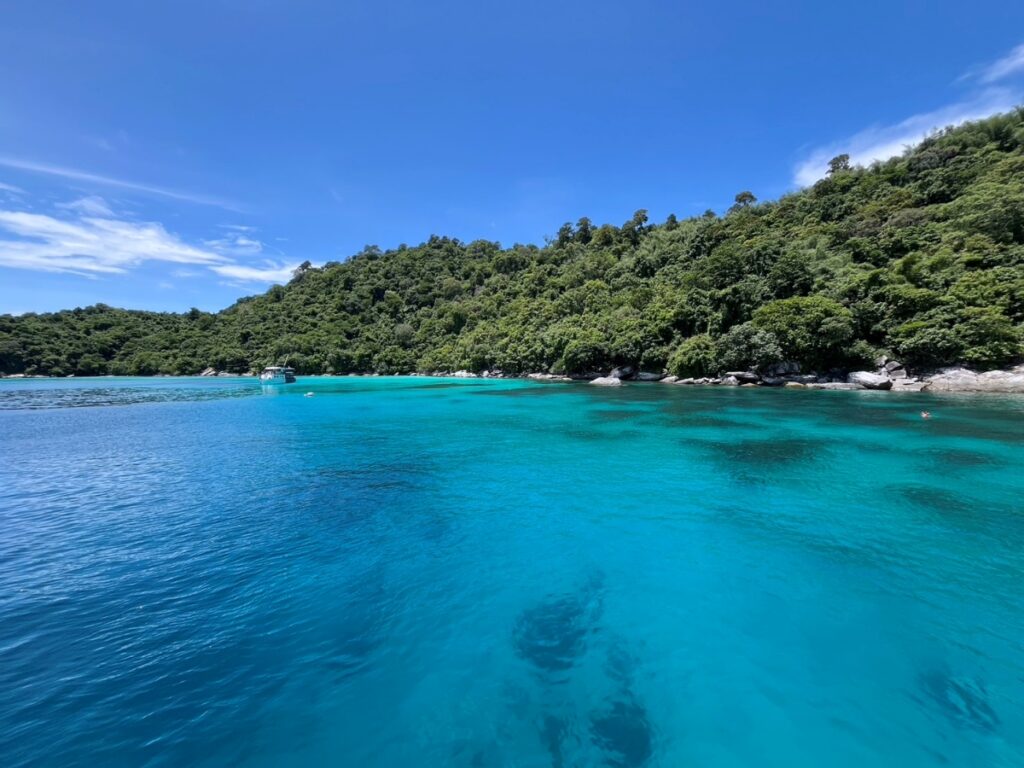 プーケットのラチャ島でダイビング