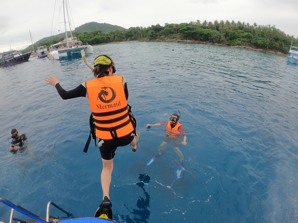 プーケットのラチャ島で体験ダイビング