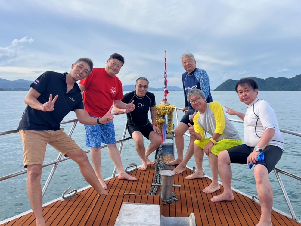 プーケットのラチャ島でダイビング