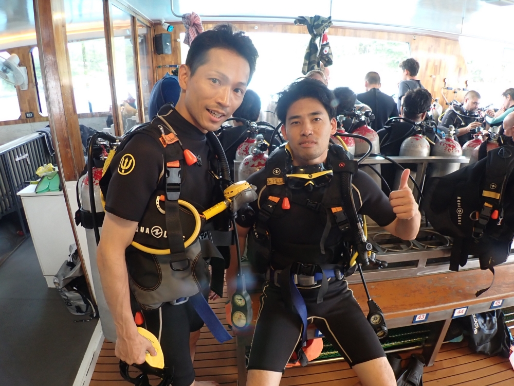プーケットのラチャヤイ島でダイビング