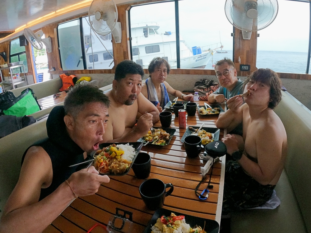 プーケットのラチャヤイ島で体験ダイビングとファンダイビング