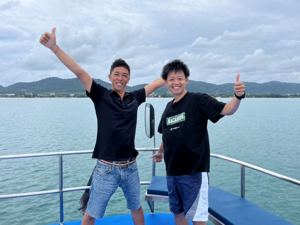 プーケットのラチャ島でダイビング