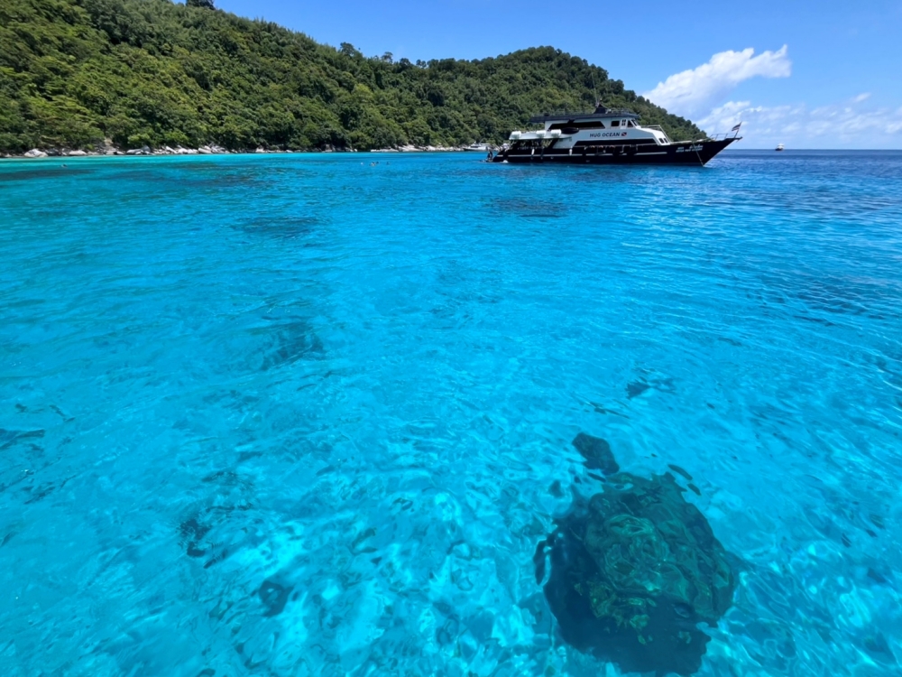 プーケットのラチャ島でダイビング