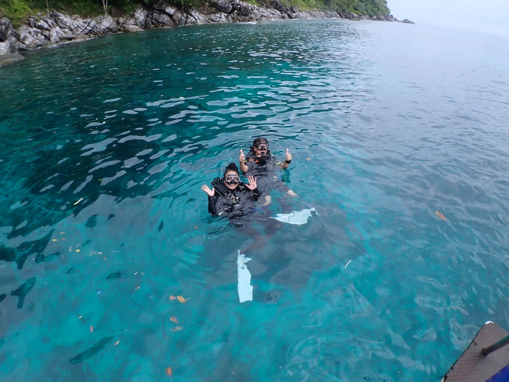 プーケットのラチャノイ島でダイビング