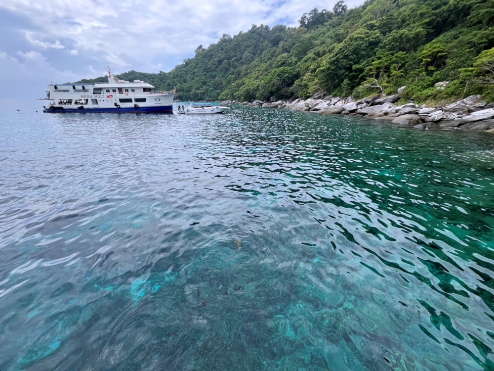 プーケットのラチャノイ島でダイビング