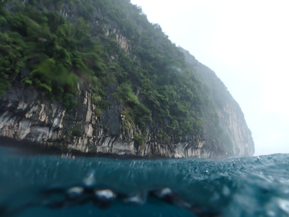 プーケットのピピ島でダイビング