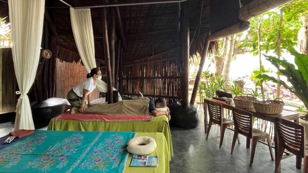 プーケットのバナナビーチでシュノーケリング