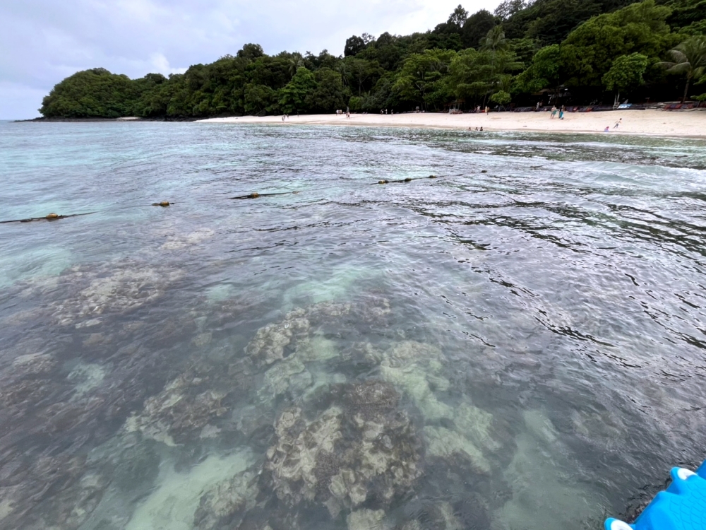 プーケットのバナナビーチでシュノーケリング