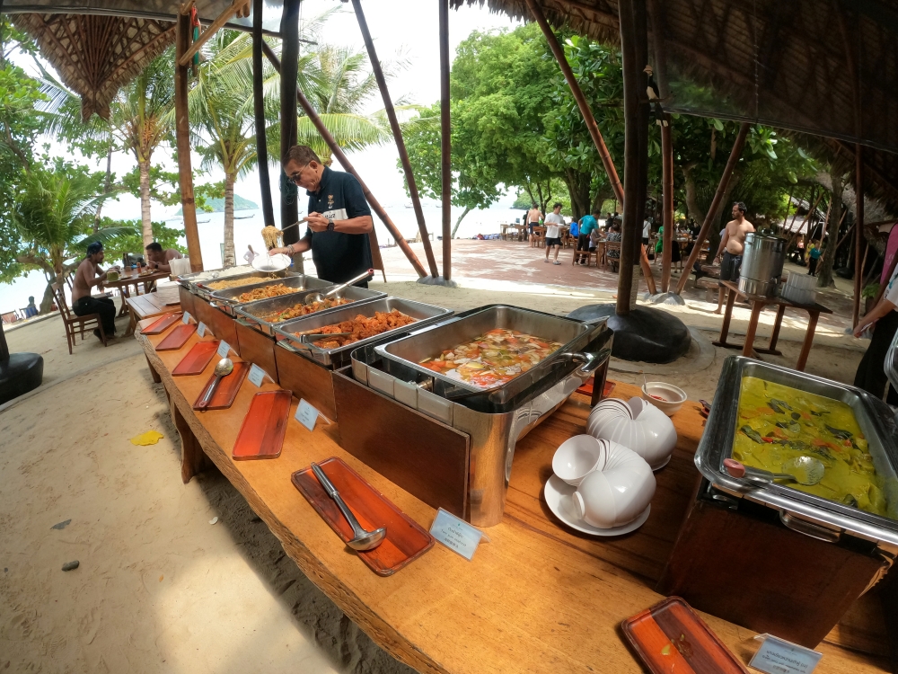 プーケットのバナナビーチでシュノーケリング