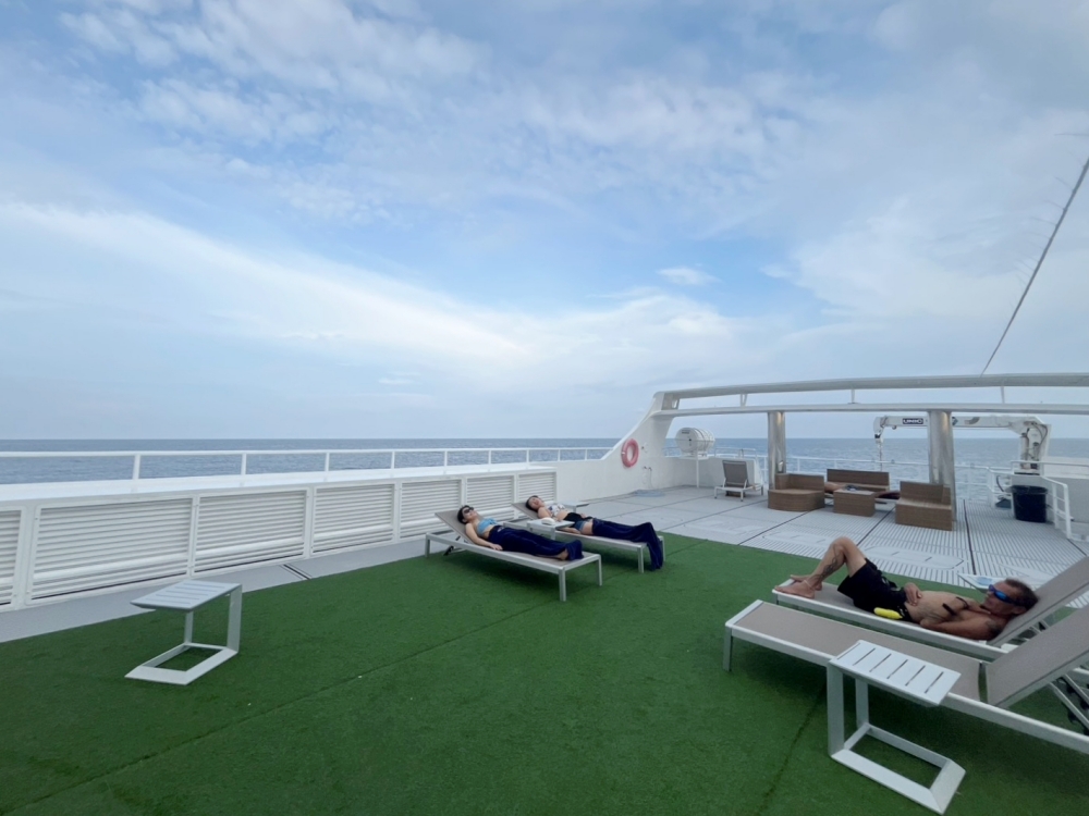 プーケットから行くシミランクルーズでダイビング