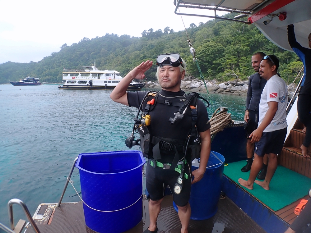 プーケットのラチャ島でダイビング