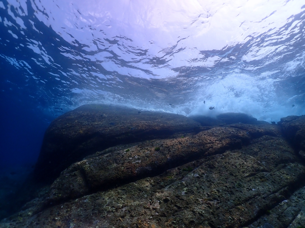 プーケットのラチャ島でダイビング