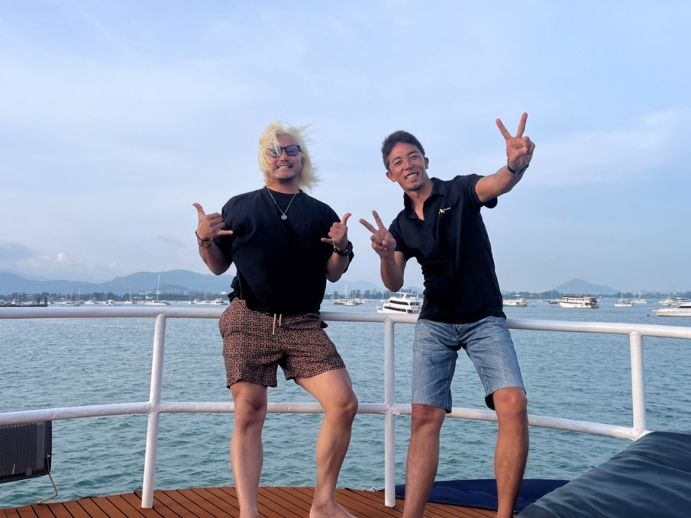 プーケットのラチャ島でダイビング