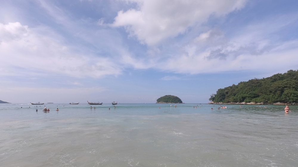 プーケットのカタビーチでシュノーケリング