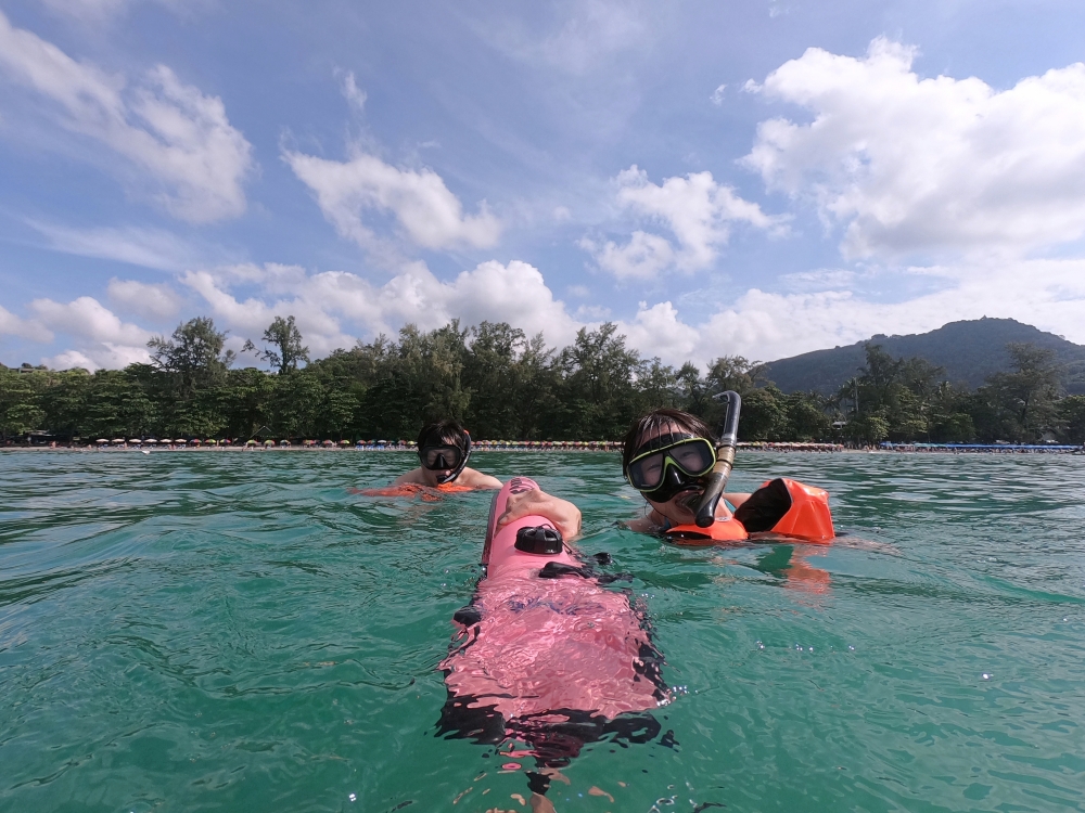 プーケットのカタビーチでシュノーケリング