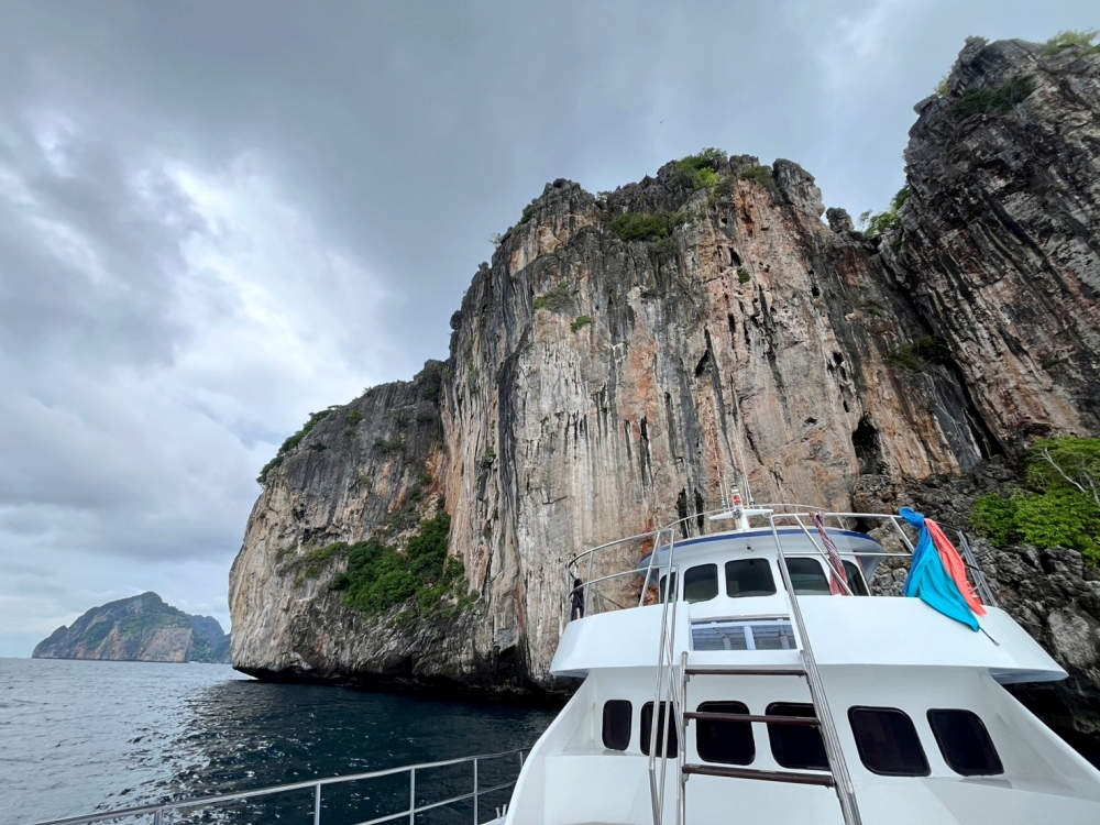 プーケットのピピ島でダイビング