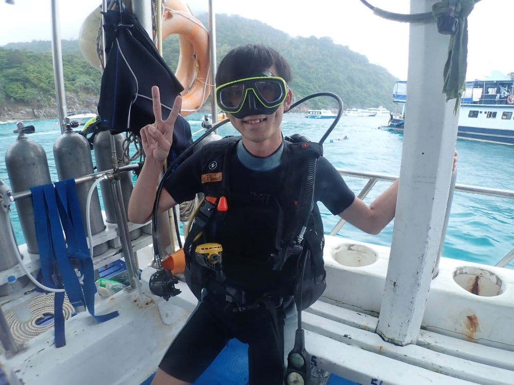 プーケットのラチャヤイ島で体験ダイビング