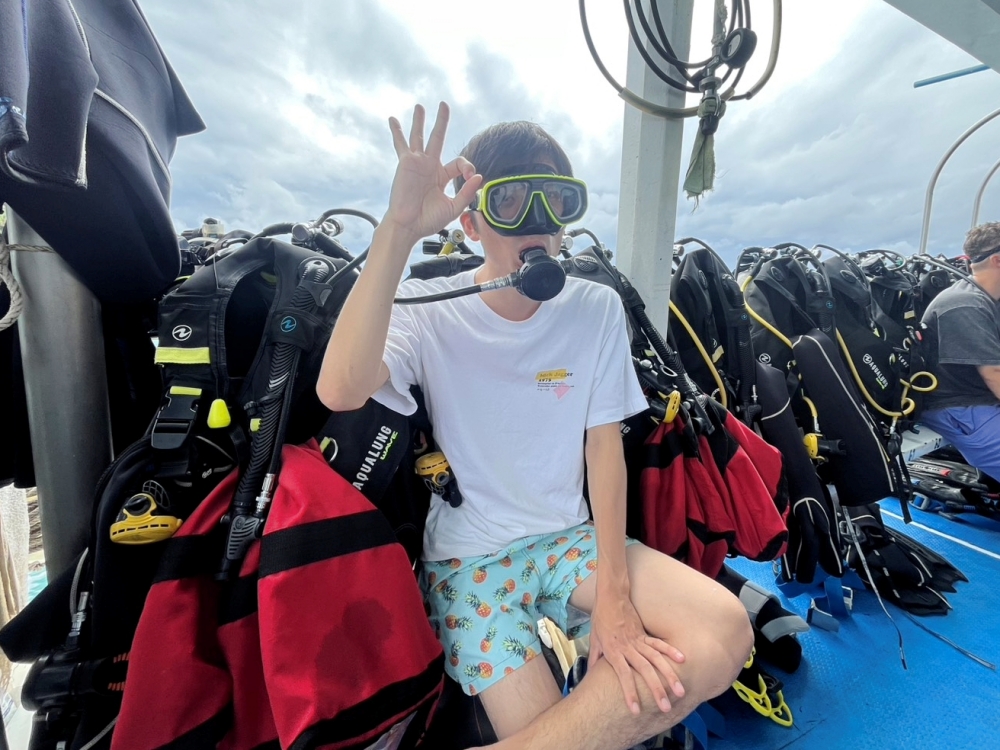 プーケットのラチャヤイ島で体験ダイビング