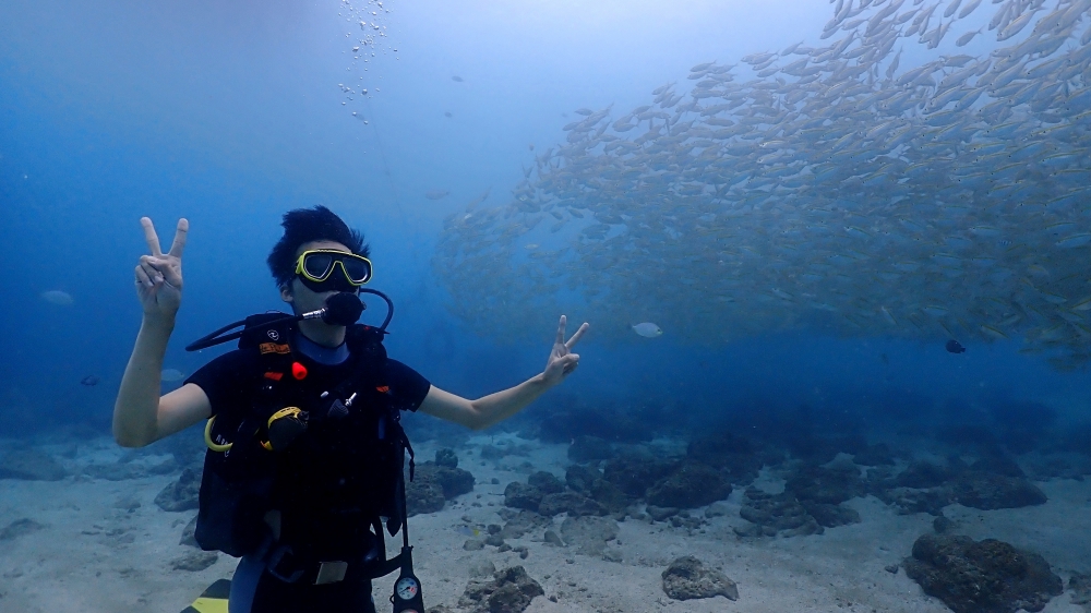 プーケットのラチャヤイ島で体験ダイビング