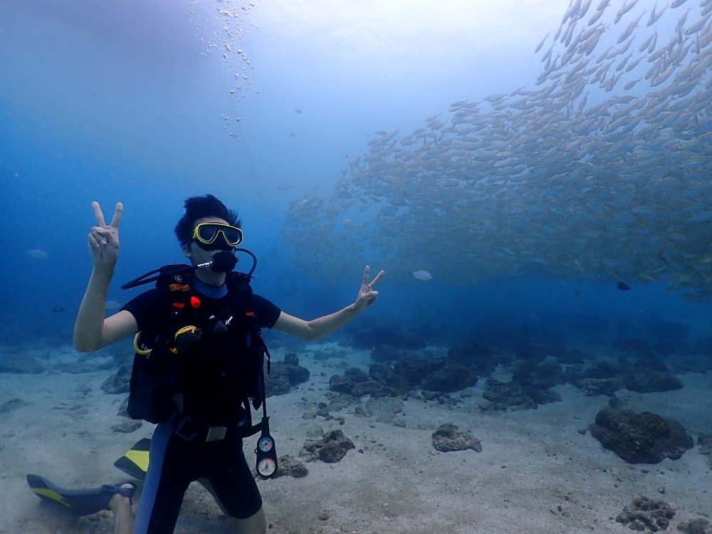 プーケットのラチャヤイ島で体験ダイビング