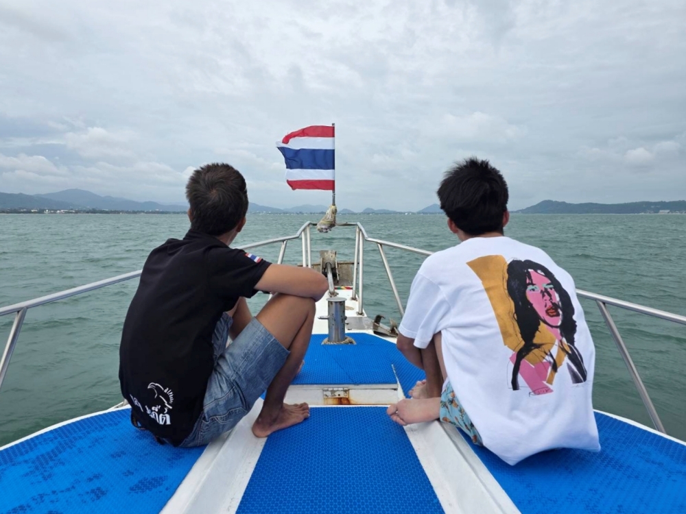 プーケットのラチャヤイ島で体験ダイビング