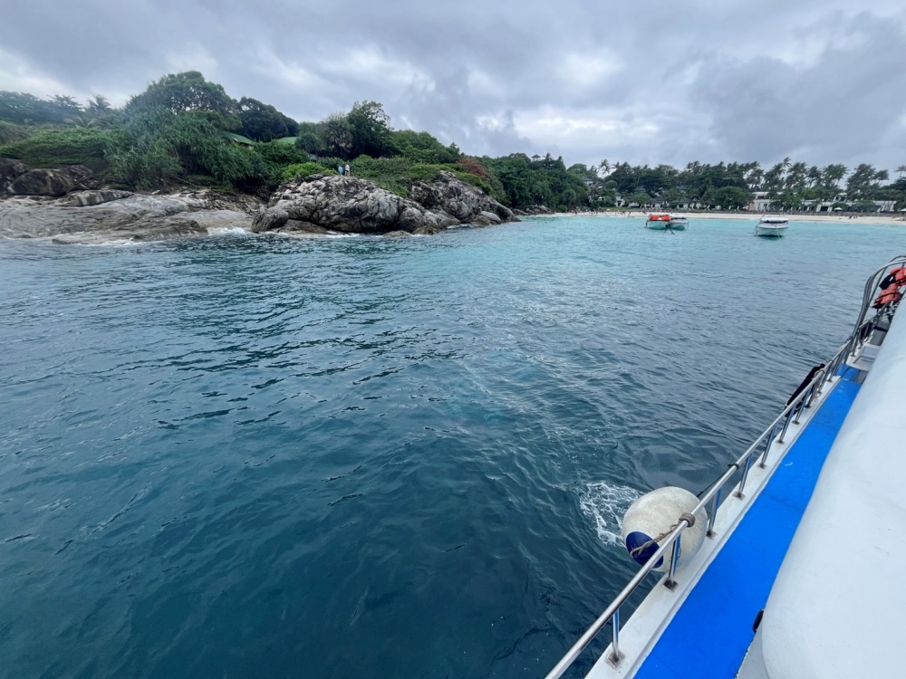 プーケットのラチャヤイ島で体験ダイビング