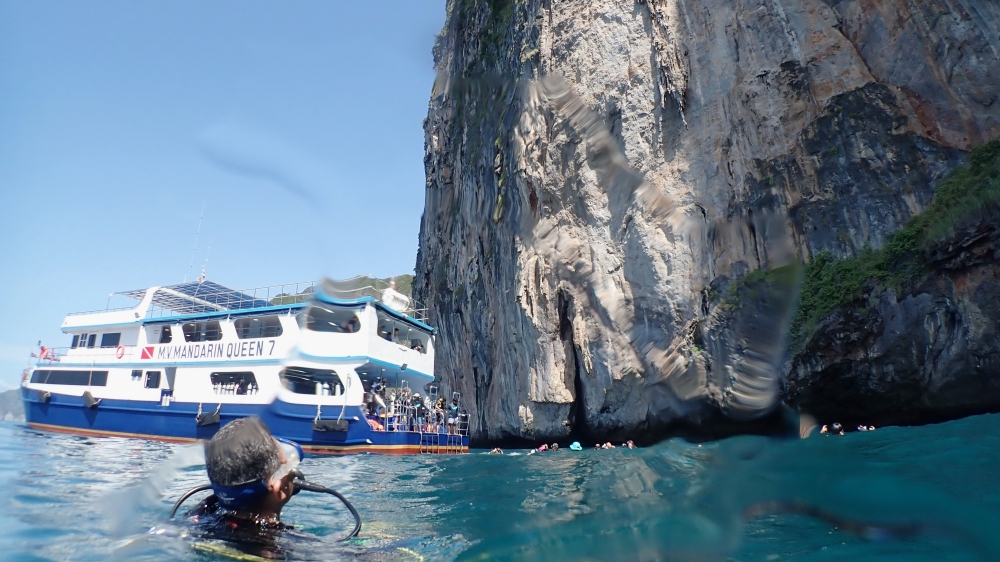 プーケットのピピ島でダイビング