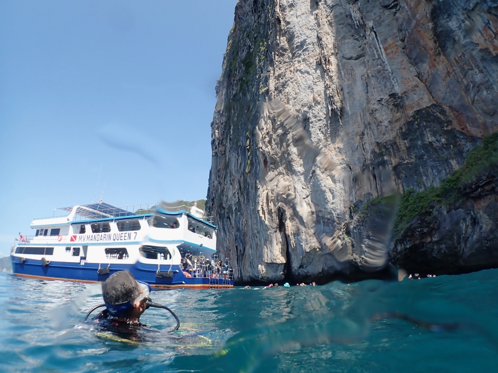 プーケットのピピ島でダイビング