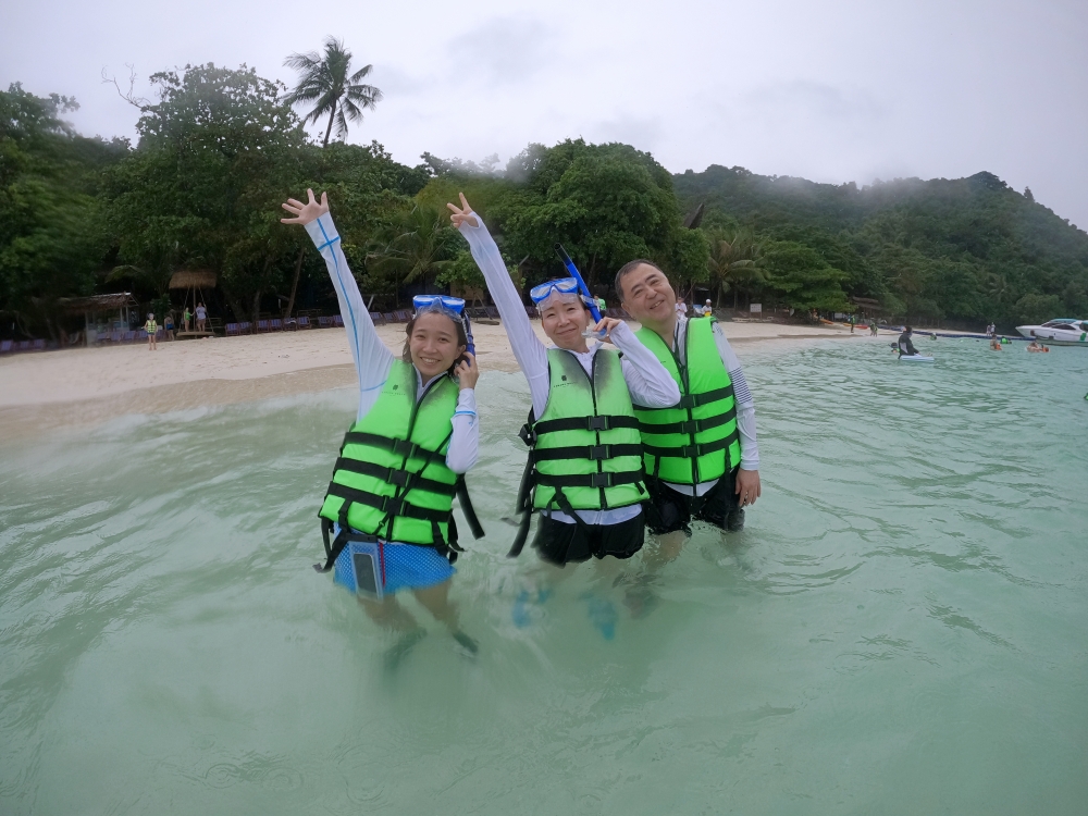 プーケットのバナナビーチでシュノーケリング