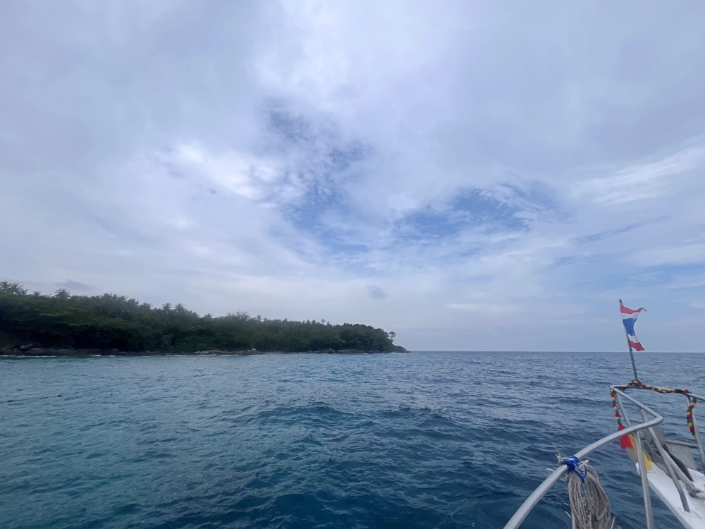 プーケットのラチャヤイ島で体験ダイビング