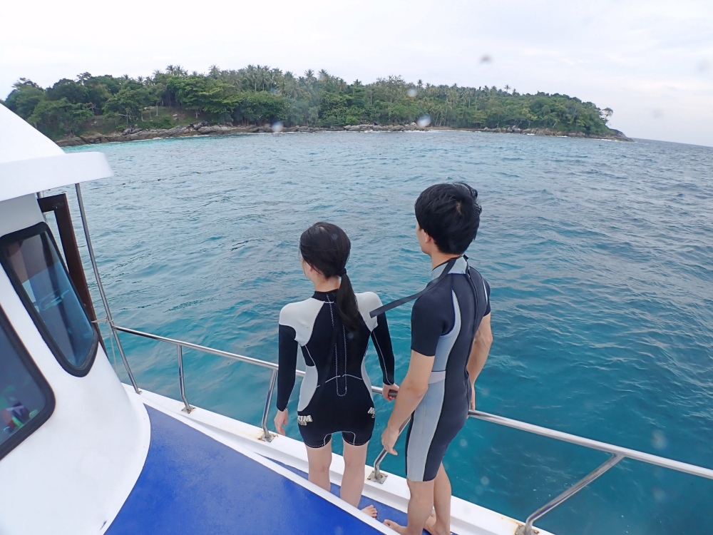 プーケットのラチャヤイ島で体験ダイビング
