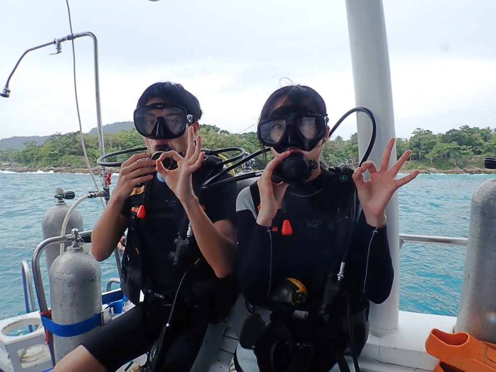 プーケットのラチャヤイ島で体験ダイビング