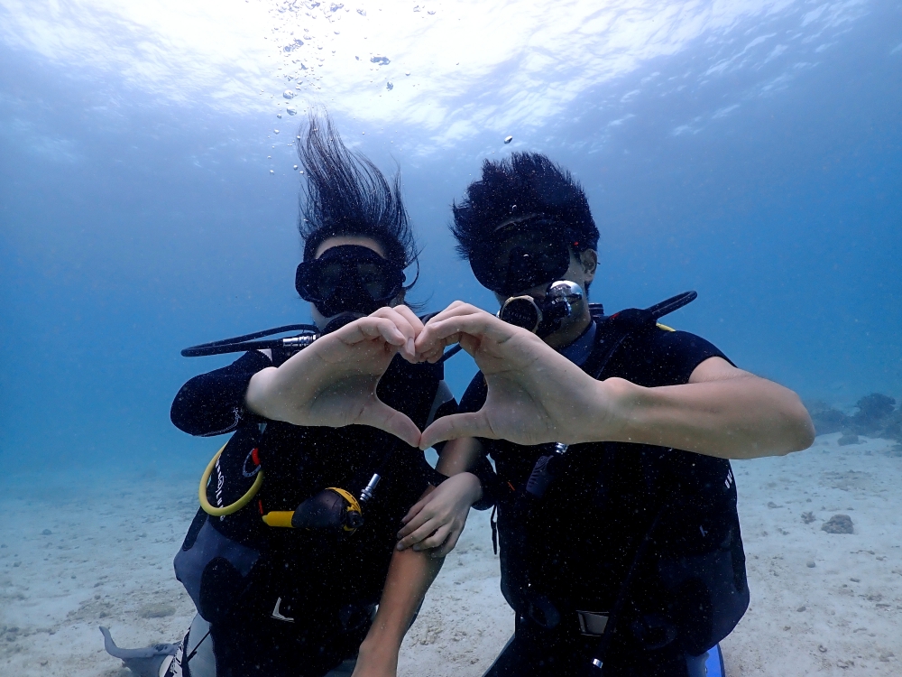 プーケットのラチャヤイ島で体験ダイビング