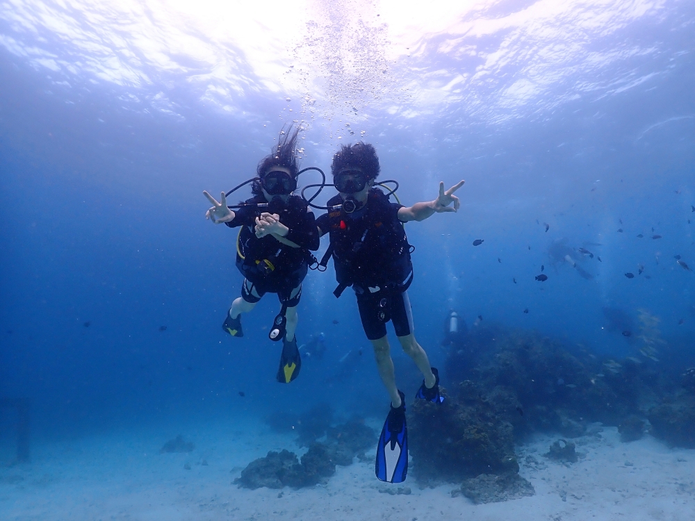 プーケットのラチャヤイ島で体験ダイビング