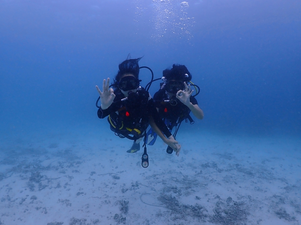 プーケットのラチャヤイ島で体験ダイビング