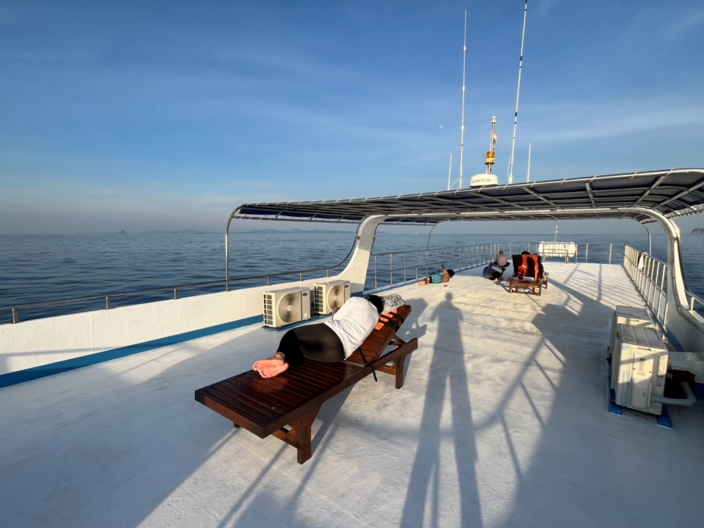 プーケットのピピ島でダイビング